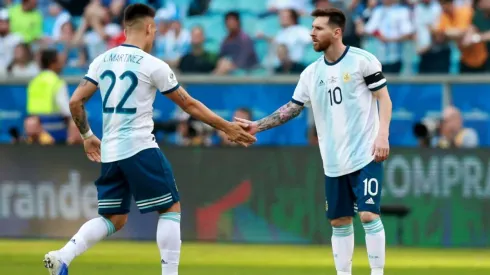 Foto de Lautaro Martínez junto a Lionel Messi.