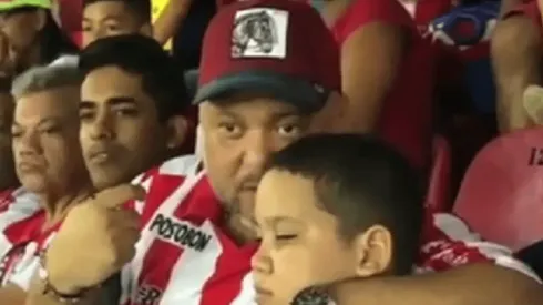 El video que conmueve al FPC: el tío le relata el partido a su sobrino ciego