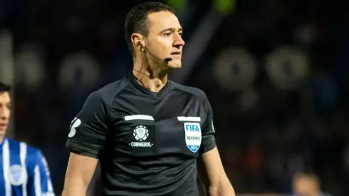 Wilmar Roldán, árbitro colombiano con escarapela FIFA.