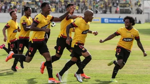 Ely Esterilla festejando su gran gol.