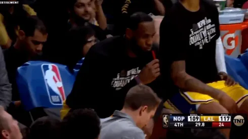 Está loco: LeBron le robó su trago a un fanático en pleno partido