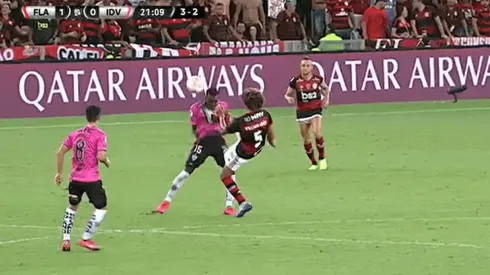 Willian Arao vio la roja por una patada criminal a Caicedo