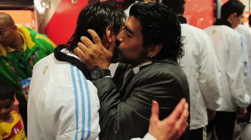 Foto de Diego Maradona besando a Carlos Tevez.