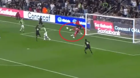 ¡Impresionante! La doble atajada de Cota