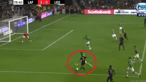 Diego Rossi anotó un golazo.