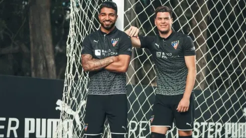 Los jugadores de Liga de Quito posando con la nueva camiseta.