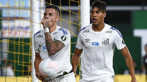 Jobson Souza festeja el gol del empate parcial.