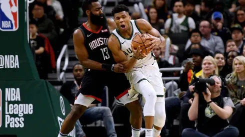James Harden se molestó y le volvió a pegar a Giannis Antetokounmpo