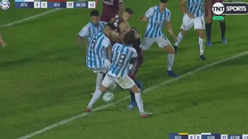 Foto del codazo de Javier Pinola.