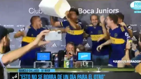 Russo estaba en conferencia ¡hasta que los jugadores de Boca lo bañaron!