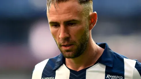 Layún se acercó a dar explicaciones a los aficionados