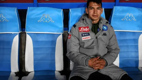 Chucky Lozano sentado en el banquillo.