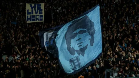 Nápoli saludó a Boca por el campeonato con un fotón de Maradona