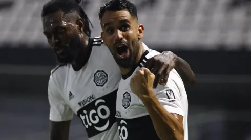 Ni la roja a Adebayor pudo evitar el triunfo de Olimpia a Defensa y Justicia