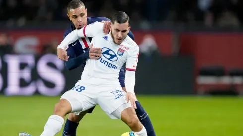 Rayan Cherki en un partido de Olympique de Lyon.