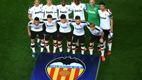 Valencia anunció que el 35% de sus jugadores y trabajadores tiene coronavirus