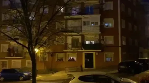 Para imitar: en España salieron a los balcones a aplaudir a todos los trabajadores de Sanidad