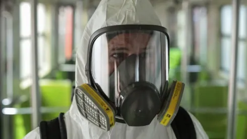 El virus penetra en el material de la ropa, por lo que es muy improbable recuperarlo e infectarse.