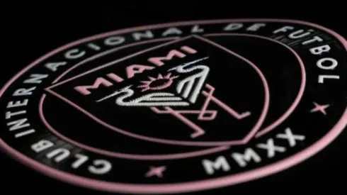 El escudo de Inter Miami, modificado a modo de gesto.