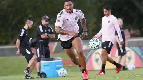 Román Torres, líder de la zaga central, se entrena en su hogar.
