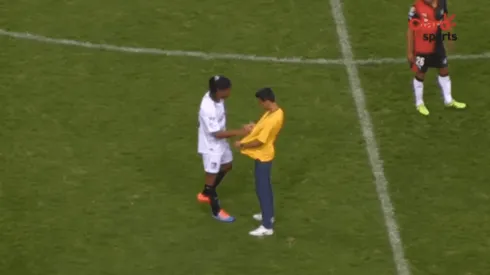 El día que Ronaldinho firmó un autógrafo.