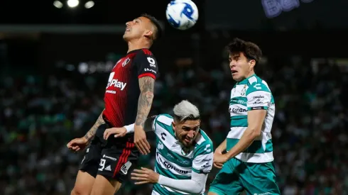 A Atlas y Santos le retienen parte de su sueldos.