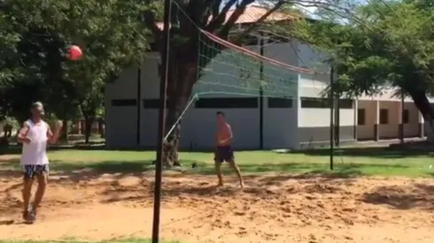 Video: Ronaldinho pasa su cuarentena en Paraguay jugando al piki vóley