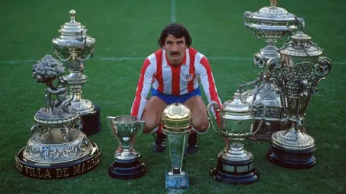 José Luis Capón junto a sus trofeos.