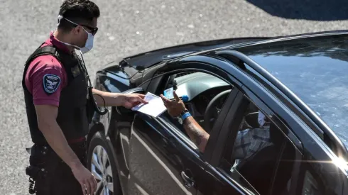 Policía lleva a cabo un control rutinario en las calles de Argentina. (Foto: Getty)