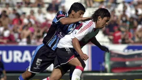 Omar Gallardo marcando a Marcelo Gallardo en 2004.