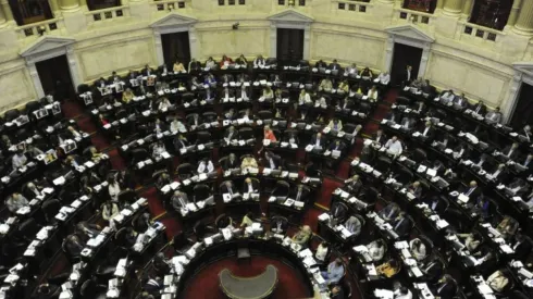 Gobierno analiza recortar el 40% de los sueldos de los diputados