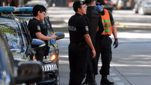 Salió caro: un policía violó la cuarentena para tener relaciones en su auto y lo descubrieron