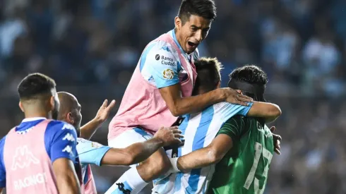 Los jugadores de Racing festejando el triunfo ante Independiente.
