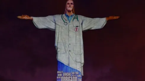 Emocionante: vistieron de médico al Cristo Redentor