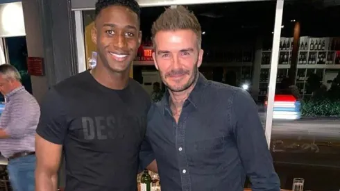 Andrés Reyes, defensor de Inter Miami, junto a David Beckham.