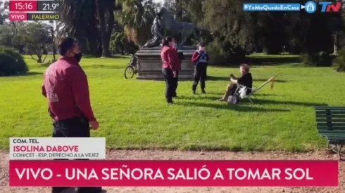 Salió a tomar sol y le dijo a la Policía: "Soy una vieja que necesita aire"