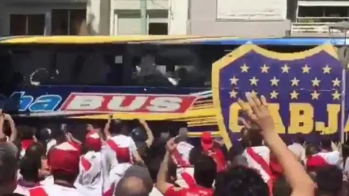Foto del micro de Boca llegando al Monumental.