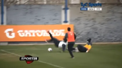 Foto de Agustín Orión partiendo a Leandro Paredes.