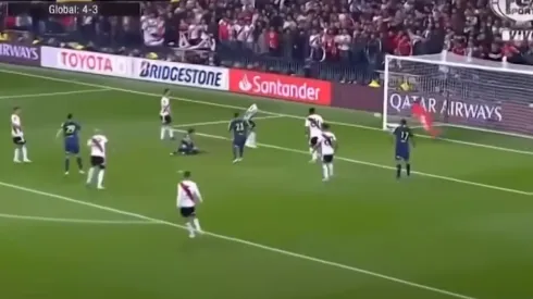 Así cambió el cartel del arco River cuando el tiro de Jara pegó en el palo