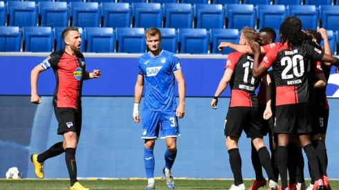 Beso del pecado: dos jugadores del Herta Berlin no aguantaron por el regreso del fútbol