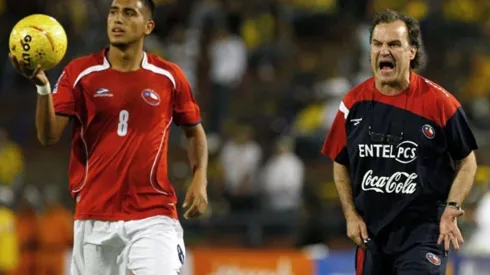 Arturo Vidal y Marcelo Bielsa en un partido de Chile.