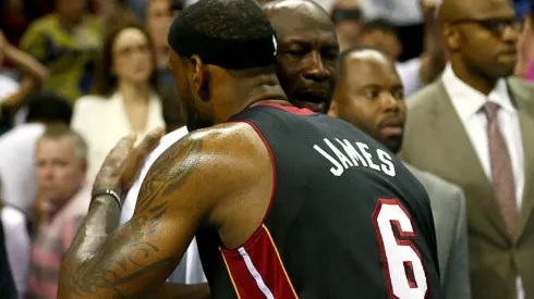 LeBron y Jordan se saludan. Foto: Getty.