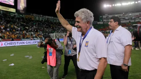 En honor a Ricardo Ferretti, Tigres modificó su escudo