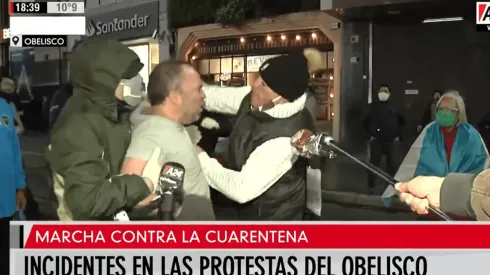 Video: muy enojado, fue al Obelisco a enfrentar a los "anticuarentena"
