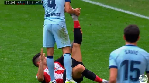 Santiago Arias y su gesto de compañerismo con un jugador rival.