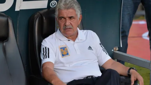 Ricardo Ferretti en el banco de suplentes del Volcán (Getty Images)