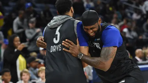 Athony Davis con LeBron James entre risas (Getty)