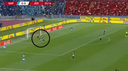 Cristiano intentó robarle el balón, pero el arquero del Napoli lo amagó