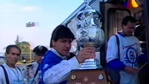 Luis Fernando Tena presume el trofeo de Campeón de Cruz Azul. Foto: Captura de pantalla