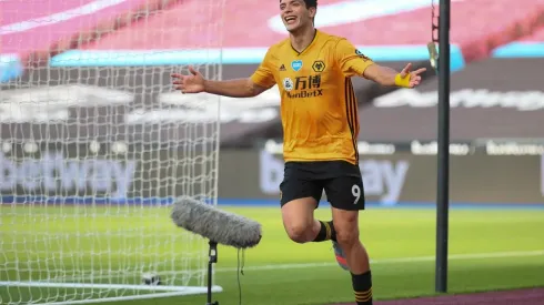 Raúl Jiménez festejando su gol en Wolverhampton (Getty)